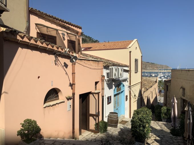 Vendesi casa a Castellammare del Golfo - sulla scalinata che conduce al porto turistico Vendesi casa a Castellammare del Golfo - sulla scalinata che conduce al porto turistico IMG 0202 680x510 - Vendesi casa a Castellammare del Golfo - sulla scalinata che conduce al porto turistico