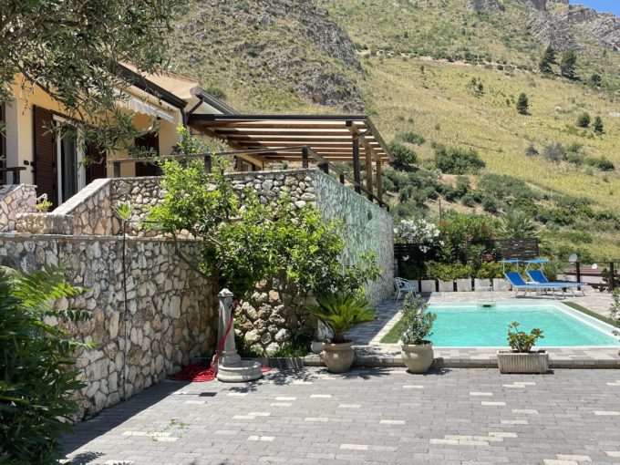 Prestigiosa villa panoramica con piscina a Castellammare del Golfo